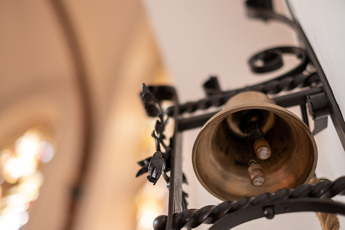 Kleine Glocke in katholischer Kirche, bevor der Pfarrer/Pastor eintritt.